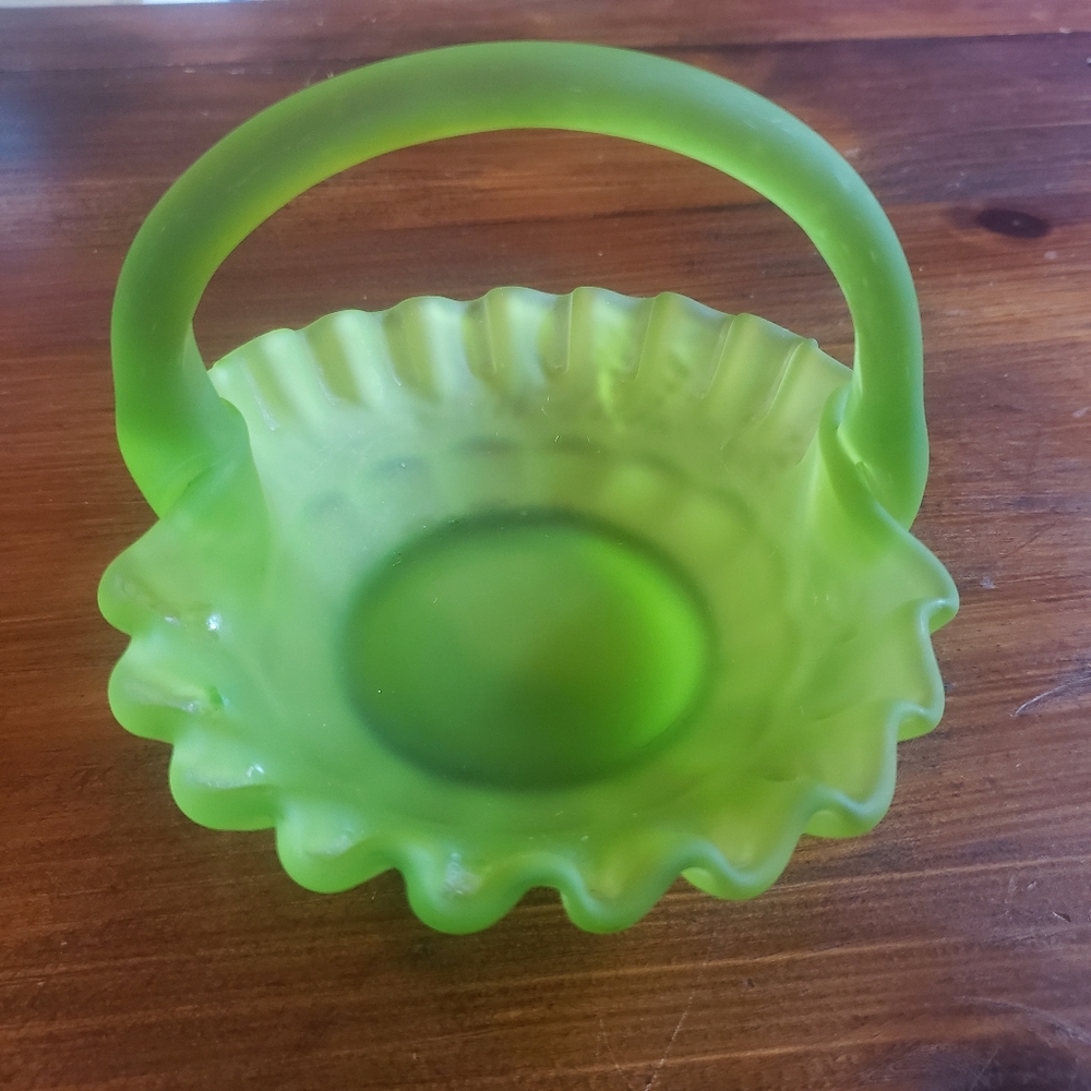 Vintage Westmoreland green frosted glass small basket - Picture 2 of 6